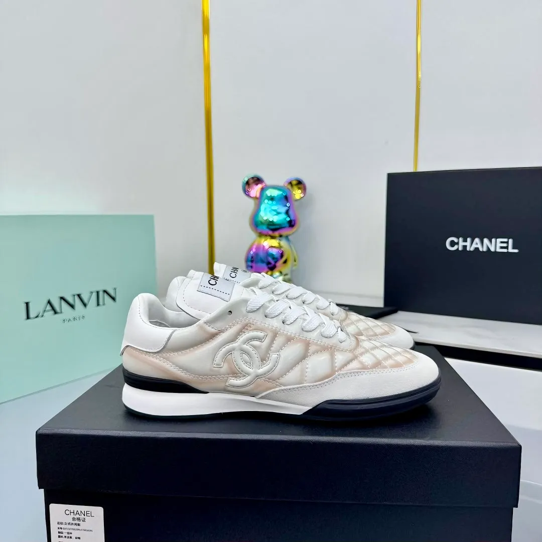 👟👟Ex-factory price 640👟👟 Top version Chanel Chanel - 2025 counter top casual sports shoes This sneaker is a classic design; the upper is electro-embroidered with a variety of techniques; the outsole is fashionable and sporty; it is unusual to incorporate a variety of color matching elements... The diversified mix and match is very beautiful and versatile, and can be used for leisure, fashion, sports and outdoor... ꫛꫀꪝ Go➫ Material: ❶The upper is made of: original cowhide ❷The inner lining is made of: original imported sheepskin ❸The outsole is based on: original TPU combination outsole Full set of boutique packaging for women 35–41 👉